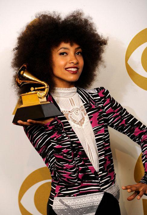 En iyi çıkış yapan şarkıcısı ödülüne layık görülen Esperanza Spalding (26), 35 yıldan bu yana ilk kez bu ödüle layık görülen caz sanatçısı oldu.