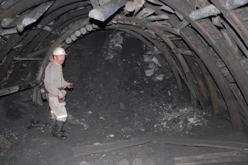 <b>MADEN OCAĞINDAKİ PATLAMA BÜYÜK ÜZÜNTÜ YARATTI</b><br><br>
Mayıs ayında Zonguldak'ta, Türkiye Taşkömürü Kurumu Karadon Müessese Müdürlüğü'ne ait maden ocağında meydana gelen patlama, yılın en önemli ve üzücü gelişmeleri arasında kayda geçti. Patlamada birçok kişinin hayatını kaybetmesi ve başbakanın konuyla ilgili çarpıcı açıklamaları konuya ilgiyi artırdı.