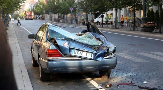 Litvanya'nın başkenti Vilnus'un Belediye Başkanı Arturas Zuokas, şehir merkezinde park eden lüks araç sahiplerine gözdağı verdi. Zuokas, Mercedes otomobili, zırhlı araçla ezdi.