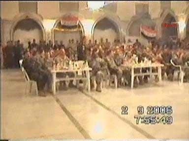 Saddam Hüseyin'in Tikrit'teki sarayında felekten bir gece çalan Amerikalı askerler ve Kürt peşmergeler Kürt ve Arap kadınlarla böyle eğleniyorlar...