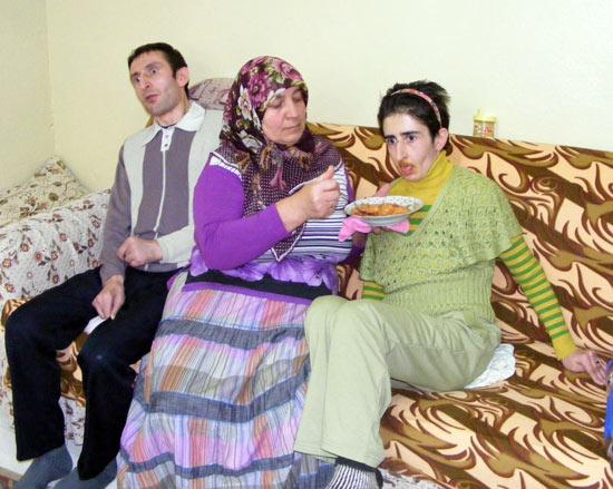 Erzurum'un Palandöken ilçesinde yaşayan Arslanoğlu ailesinin 4 ferdi, teşhis edilemeyen bir hastalıkla mücadele ediyor. Ailenin iki çocuğu el ve ayaktan düşüp konuşamaz hale gelirken, baba dieğr kardeşte de hsatalık belirtisi var.