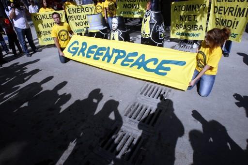 Greenpeace üyesi bir grup, Ankara Milli Müdafa Caddesi'nde nükleer enerji karşıtı protesto gösterisinde bulundu