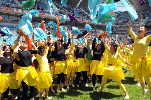 19 Mayıs Atatürk'ü Anma ve Gençlik ve Spor Bayramı, yurt genelinde törenlerle kutlandı. Ankara'da bayram Cumhurbaşkanı Gül'ün de katıldığı törenle, 19 Mayıs Stadyumu'nda kutlandı.