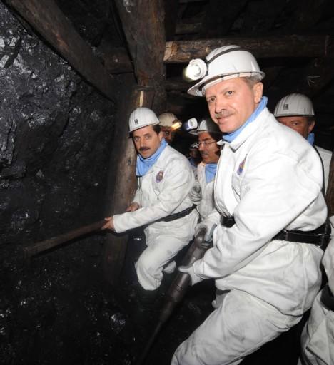 Başbakan Erdoğan bir ilki gerçekleştirdi, 564 metre yerin dibine indi. Darbeli kırıcı kullanarak kömür çıkaran Başbakan, burada işçilerle beraber 'Kömeç' yedi.