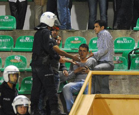 Bursasporun Diyarbakırsporu konuk ettiği maçta yaşananlar gündeme bomba gibi düştü. 2 takımın taraftarları arasında çıkan olaylarda koltuk ve taş yağmuru yaşanırken 2si çocuk, 10 kişi yaralandı.