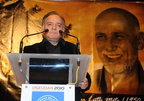ALIŞTIRMAK İÇİN HASTALANDI... Dostlarının gözüyle Ömer Lütfi Mete bölümünde ilk sözü alan Avni Özgürel sarf edilen duygu dolu sözler sonrası neler konuşabileceğini bilemediğini, Ömer Lütfi Metenin hastalığının kendilerine yokluğuna alıştırmak için olduğuna inandığını ve Metenin hep telaş içinde ve bir şeyleri bitirmek için koşturmayı çok seven bir insan olduğunu söyledi.