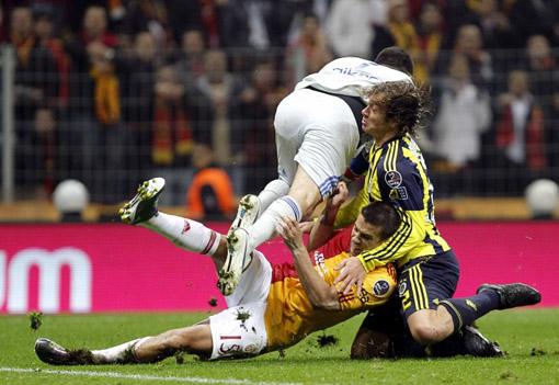 Türk Telekom Arena'da oynanan derbi maçta her iki takım oyuncuları da saha zemini nedeniyle zor anlar yaşadılar.