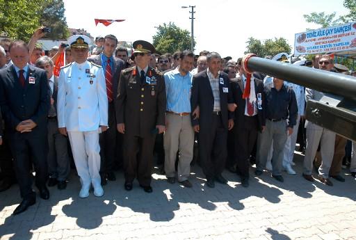 Hakkari'nin Çukurca ilçesi kırsalında geçen hafta PKK'lı teröristlerin döşediği mayının patlaması sonucu yaralanan, şehit er Oğuz Kır'ın cenazesi Kocaeli'nin Kefken köyünde toprağa verildi.