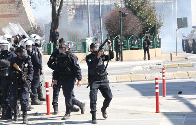 Eminönü yönünden gelen kalabalık bir grup da otobüs duraklarının camlarını kırarak zarar verdi. Diğer grupla birleşen gruba, çevik kuvvet ekiplerince biber gazı sıkılarak müdahale edildi.