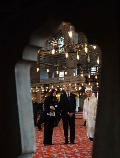 ABD Başkanı Barack Obama, Başbakan Recep Tayyip Erdoğan ile birlikte Ayasofya Müzesi'ni ve Sultan Ahmet Camii'ni gezdi.