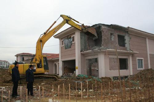 Büyükçekmece Pelican Hill Villaları'nda, imar müdürlüğünce onaylanan projelere aykırı yapılaşmaya gittiğini tespit edilen 12 villa belediye ekiplerince yıkıldı.
