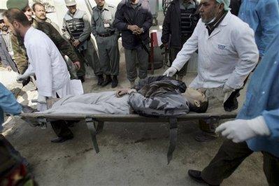 Afganistan'ın başkenti Kabil'de Taliban militanlarının üzerlerindeki bombaları bakanlık binasında patlatması sonucu yaşanan saldırı