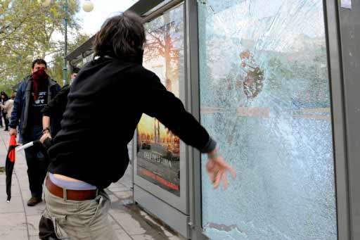 Ankara'daki 1 Mayıs kutlamalarının yapılacağı Sıhhiye Meydanı'na girişlerdeki arama noktasında polis ile göstericiler arasında arbede çıktı. Polis olayları yatıştırmak için havaya ateş açtı.