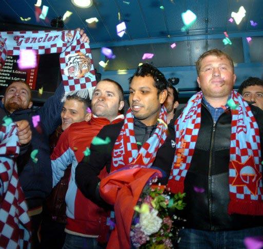 Trabzonspor'un, anlaşma sağladığı Brezilyalı sol kanat oyuncusu Alan Carlos Gomes Da Costa ''Alanzinho'', Trabzon'a geldi. Alanzinho'yu 500 kişilik coşkulu bir taraftar grubu karşıladı.