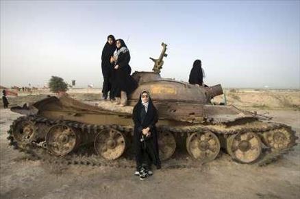 İşgal edilmesinin üzerinden 6 yıl geçen Irak'ta son durumu bu resimler çok iyi anlatıyor... Iraklılar, eskiye nazaran kendilerini daha güvende hissediyor ancak ülkenin geleceği karanlık.