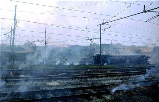 İtalya Viareggio kasabası istasyonunda raydan çıkan, sıvılaştırılmış doğal gaz yüklü iki vagonda meydana gelen patlama sonucu onlarca kişi öldü, ortalık savaş alanına döndü