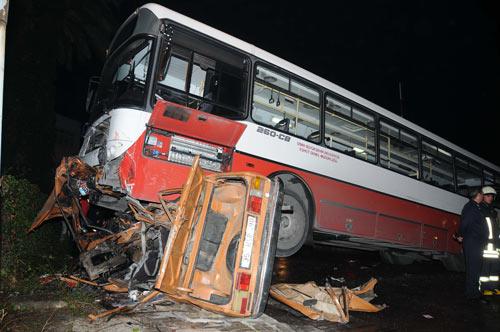İzmir'in Konak İlçesinde meydana gelen korkunç trafik kazasında belediye otobüsünün altında kalan ve duvara çarparak ezilen otomobilin içinde sıkışan 4 yolcu hayatını kaybetti.