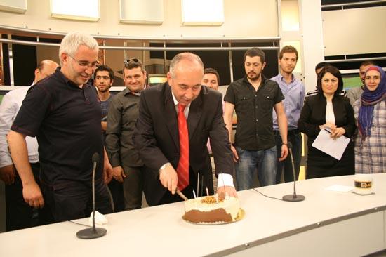 2 Haziran 2008'de yayın hayatına başlayan ÜLKE TV bugün 1 yaşını doldurdu. Kanalın haber merkezinde pasta kesilerek kutlama düzenlendi.