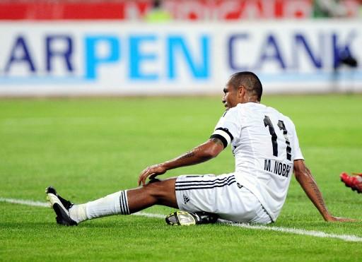 2009-2010 Sezonu perdesini açtı. Şampiyon Beşiktaş, açılış maçında İstanbul Belediyespor'la öne geçtiği maçta 1-1 berabere kaldı...