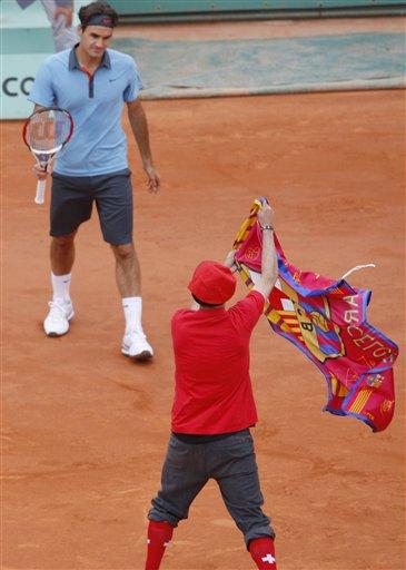 Tenis tarihinin en başarılı oyuncularından Roger Federer, kortta tarih yazarken sahaya dalarak taşkınlık yapan bir seyirci de kendi çapında tarih yazdı.