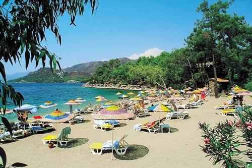 <b>3. Amos:</b> Bozburun yarımadasındaki iki tatil köyünün arasına gizlenmiş küçük bir koy olan Amos, ahşap şezlonglarının arasına çakıl taşları dağılmış plajıyla, Marmaris'in ışıklarına rağmen koy boyunca uzanan bozulmamış bir güzelliğe sahip.