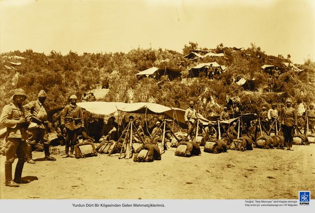 Çanakkale Muharebelerinde yaşanan şiddetin, imkânsızlıkların, sarsılmaz inancın, yitirilmeyen umudun fotoğraflara yansıdığı kareler, görenleri 2009dan 1915e bir zaman tüneline sokuyor.