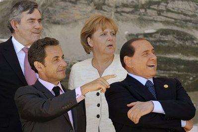 G-8 toplantısı, liderlerin aile fotoğrafı çektirmelerinin ardından İtalya Başbakanı Berlusconi'nin düzenlediği bir basın toplantısıyla sona erdi. Zirveye liderlerin çapkın bakışları damga vurdu.