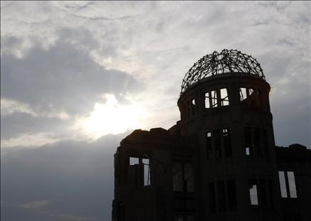 Japonya'nın batısındaki Hiroşima kentinde kurbanların anısına düzenlenen törene, aralarında ABD'nin attığı bombadan kurtulmayı başaranların da bulunduğu, Başbakan Taro Aso ve 60 kadar ülkeden temsilcilerden oluşan yaklaşık 50 bin kişi katıldı.