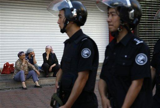 Kanlı olaylara ve katliamlara sahne olan Doğu Türkistan'da hayat devam ediyor. Acıyan yürekleri ve yaşlı gözleri ile yaşama tutunmaya çalışan Uygurlar işte böyle yaşıyorlar.