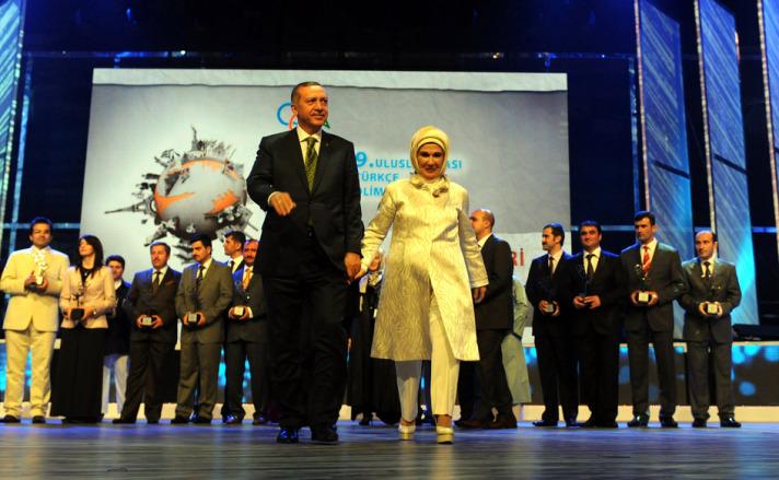 Yeryüzüne, dünya sathına yayılmış bütün Türk okullarını da bu vesileyle bir kez daha tebrik ettiğini vurgulayan Erdoğan, gittiği değişik ülkelerde Türk okullarını ziyaret ettiğinde, orada öğretmenleri ve yetiştirilen öğrencileri gördüğünde ülkesi ve milleti adına ayrıca iftihar ettiğini belirtti.