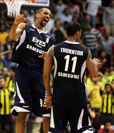 Basketbol Ligi play-off final serisinin 3. maçında Efes Pilsen, normal süresi 75-75 biten karşılaşmada uzatmada öne geçerek seriyi 2-1'e getirdi.