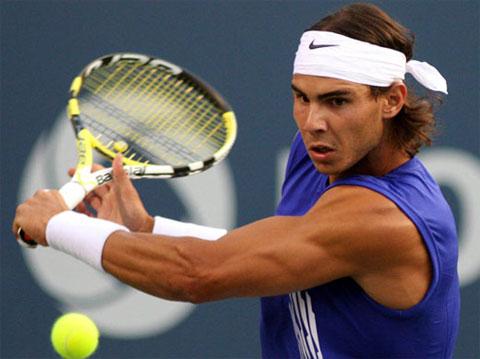 Rafael Nadal:

Turnuvaya geçen yıl dünyanın bir numarası sıfatıyla katılan ve finalde Roger Federer'e yenilen 25 yaşındaki İspanyol tenisçi, bu yıl yaptığı 79 maçın 66'sından galip ayrıldı, ancak sadece 3 turnuvada şampiyonluk sevincini yaşayabildi. Sezona bir numara olarak giren Nadal, Djokovic ile hepsi finalde olmak üzere bu yıl yaptığı 6 maçı da kaybetti ve sezonu ikinci sırada tamamladı.

Sezon Sonu Turnuvası kariyeri:

Nadal, Sezon Sonu Final Turnuvası'ndaki yerini Fransa Açık'ı kazandıktan sonra, 8 Haziran'da garantiledi. 7 kez katılma hakkını elde ettiği turnuvaya sakatlığı nedeniyle 5 kez dahil olabilen Nadal, 2006 ve 2007 yıllarında Şanghay'da yarı final gördü. 2009'da, grubunda yaptığı 3 maçı da kaybederek elenen Nadal, geçen yıl ise finalde Federer'e kaybetti. Nadal, O2 Arena'daki ilk maçında, dünya sıralamasının 8 numarası Amerikalı Mardy Fish ile karşılaşacak.

Öz geçmişi:

Tam adı ''Rafael Nadal Parera'' olan ve ''Rafa'' lakabıyla bilinen, tenisi sol eliyle oynayan, ancak yazı yazmada sağ elini kullanan Nadal, tenise 4 yaşında, halen antrenörlüğünü yapan amcası Toni ile başladı. 9 yaşına kadar ''forehand'' ve ''backhand'' vuruşlarda her iki elini de aynı düzeyde kullanabilen Nadal, bu yaştan sonra amcasının telkiniyle ''forehand'' vuruşlarda tek elini kullanmaya başladı. Babası Sebastian'ın, iki kardeşiyle ortak bir restoranı ve aynı zamanda bir pencere ve cam firması bulunuyor. Annesinin adı Maria, kız kardeşinin ismi Maria Isabel. Bir kuşak öncesinin ünlü isimlerinden Carlos Moya ile Mallorca'dan hemşehri. Bir diğer amcası Miguel Angel Nadal ise Barcelona, Real Mallorca ve İspanya Milli Takımı forması giymiş eski bir futbolcu. Nadal'ın kariyerinde, 10'u Grand Slam olmak üzere 46 şampiyonluk bulunuyor.