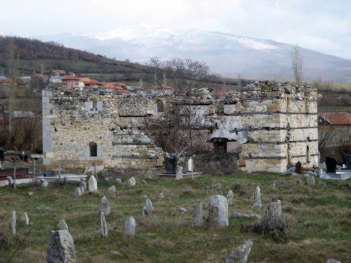 Aslen Kosovalı olan şair Mehmet Akif Ersoy'un babası Mehmet Tâhir Efendi'nin imamlık yaptığı Kosova'nın İpek Belediyesi'ne bağlı Suşiçe köyündeki caminin bakımsızlıktan çatı katı ve yan duvarları yıkılmış durumda.
