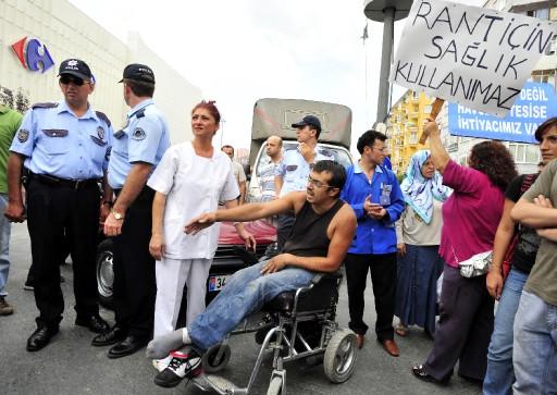 İstanbul Fizik Tedavi Rehabilitasyon Eğitim ve Araştırma Hastanesi'nde bazı engelli dernekleri, hastanenin bir bloğunu tahrip ettiği gerekçesiyle bir alışveriş merkezinin önünde protesto eylemi düzenledi.