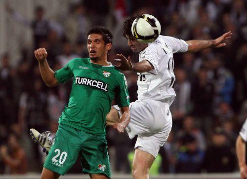 Sivas'ın puan kaybıyla liderlik şansı yakalayan Beşiktaş, evinde Bursaspor'a puan kaybetti. Müthiş geçen maçta 1 de kırmızı çıkarken takımlar golsüz eşitliği bozamadı.
