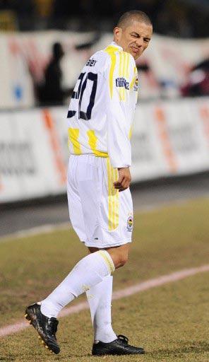 TURKCELL SUPER LIG'DE ANKARAGUCU ILE FENERBAHCE, ANKARA 19 MAYIS STADYUMU'NDA KARSILASMISTI. GOLSUZ BERABERE BITEN MACTA FENERBAHCELI FUTBOLCU ALEX DE SOUZA DA GOREV YAPMISTI. (ANADOLU AJANSI - HIKMET SAATCI)