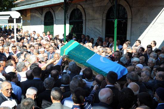 Gazeteci Yazar Ergun G&ouml;ze, son yolculuğuna uğurlandı. D&uuml;n evinde rahatsızlanarak 78 yaşında hayatını kaybeden Ergun G&ouml;ze i&ccedil;in &ouml;ğle vakti Topkapı Merkezefendi Camisi'nde cenaze t&ouml;reni d&uuml;zenlendi.