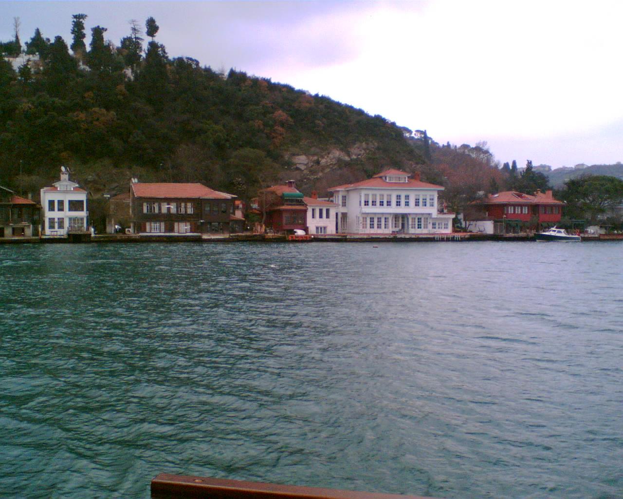 <p><strong><span style="color: #0000ff;">Cem-Ümit Boyner: </span></strong>Boyner Holding'in sahibi Cem Boyner ve eşi Ümit Boyner, Kanlıca'daki yalılarında yaşıyor. Yalısı ünlü sanatçı Sezen Aksu'nun hemen yanında yer alan Boyner çifti, Aksu'yla komşu. Rahmi Koç, Halis Komili gibi Cunda Adası'nda yazlık sahibi olan Boynerler, tatillerini buradaki 200 yıllık yazlık evlerinde dinlenerek geçiriyor. Boyner çiftinin 50 dönüm arazi içinde konumlanmış 700 metrekarelik üç katlı bir yazlık evi, zeytinlikler arasında yer alıyor.</p>