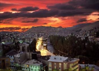 <p>BAYBURT Eldeki kaynaklara göre kasabanın ortaçağdaki adı “Paypert” ya da “Pepert” idi. Bayburt adı buradan gelmektedir.</p>