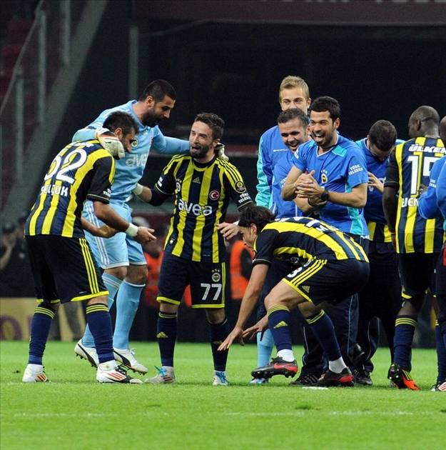 Fenerbahçe taraftarı tesislerde galibiyeti kutluyor beraberliği değil bu taraftar galibiyeti kutlar beraberliği değil !
