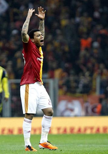Karşılaşmanın ikinci yarısında 52. dakikada Kazım'ın sakatlığı nedeniyle yerde kaldığı pozisyonda tedavisi sürerken Fenerbahçeli futbolcu Cristian'ın, Galatasaray yedek kulübesine doğru eliyle yaptığı değiştir işareti dikkat çekti.