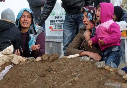 Van'ın Erciş ilçesinde yaşanan depremde hayatını kaybedenler Kurban Bayramı'nın ilk gününde yakınları tarafından mezarları başında dualarla ve gözyaşları içinde anıldı.