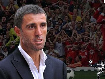 HAKAN ŞÜKÜR: Türkiye'de de futbolu bıraktıktan sonra siyasete atılan birçok ünlü futbol adamı bulunuyor. Bunların arasında yer alan, Galatasaray ve (A) Milli Takım'ın unutulmaz forveti Hakan Şükür, geçen haziran ayındaki seçimlerde AK Parti'den İstanbul Milletvekili seçilmişti.