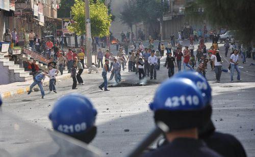 Terörist başı Abdullah Öcalan'ın yakalanışının yıldönümü nedeniyle Doğu ve Güneydoğu illerinde PKK yandaşları kepenk açmadı, açtırmadı. Yapılan eylmelere polis müdahale ederken çocuklar yine ön plandaydı
