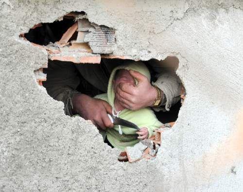Sultanbeyli'de yaklaşık 50 gecekonduyu yıkmak için gelen yıkım ekipleri ile gecekondu sahipleri arasında kavga çıktı. Yıkım sırasında objektiflere yansıyan kareler insanın kanını dondurdu: