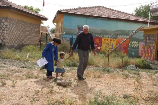 Bilge köyünde, 25'i ilk, 15'i ana sınıfı olmak üzere toplam 40 öğrenciye karneleri dağıtıldı. Karne almanın sevincini anne ve babalarıyla paylaşamayan çocuklar mezarlığa koştu.