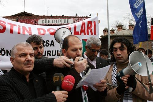 İSTANBUL - TAKSİM... İsrail'in bir yıl önce, çoğu sivil yaklaşık bin 500 Filistinlinin ölümüne neden olan Gazze'ye yönelik saldırıları kınandı. İsrail Konsolosluğu ve Taksim Meydanı'nda gerçekleştirilen protesto eylemlerinde İsrail konsolosluğu önüne siyah çelenk bırakıldı, İsrail bayrağı yakıldı. İsrail'e karşı birlik çağrısı yapılan eylemlerde Mısır'a da tepki gösterildi.