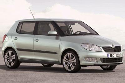 <br><br><b>Fabia 29 bin TLden başlıyor</b><br><br>
Skoda, en çok satan modelleri arasında yer alan Fabia için farklı kredi kampanyaları başlattı. Mart ayı boyunca sürecek kampanya, VDF - Skoda Finans işbirliğiyle düzenleniyor. Tüm Skoda yetkili satıcılarında geçerli kredi kampanyasında, Fabia sahibi olmak isteyenler Skoda Finanstan yüzde 0.99 faiz oranıyla kredi kullanabiliyor.
Müşteriler, Fabianın arzu ettikleri modeline 29 bin TLden başlayan kampanyalı fiyattan sahip olacak ve bu kampanyalı fiyat üzerinden yüzde 0.99 faiz oranlı kredi fırsatından yararlanabilecek. Skoda müşterileri, araç bedelinin yüzde 90ına kadar kredi kullanabilirken, kredilerinin geri ödemesinde 60 aya kadar varan uzun vade seçeneklerinden de yararlanabiliyor. Bununla birlikte Skoda, Fabia sahibi olmak isteyenler için bir başka fırsat daha sunuyor. Skodanın Çift Sigorta Paketi uygulamasından yararlanmak isteyen Fabia müşterileri, 60 aya varan uzun vade seçeneklerinde kullanacakları kredi için yüzde 0.94 faiz oranı fırsatından yararlanabilecekler.