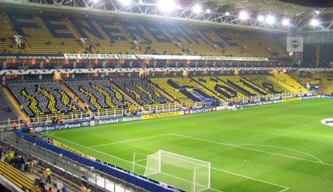 <b>ŞÜKRÜ SARACOĞLU STADI</b> Fenerbahçe Şükrü Saracoğlu Stadı'nda yeni sezon hazırlıkları çerçevesinde yapılan çalışmalar devam ederken, sezonun bitiminden hemen sonra başlayan çim yenileme çalışmaları tamamlandı. Stattaki diğer bölümlerdeki çalışmalar da hızlandırıldı. Yenileme çalışmaları çerçevesinde saha kenarında bulunan beton bölüm asfaltlandı.