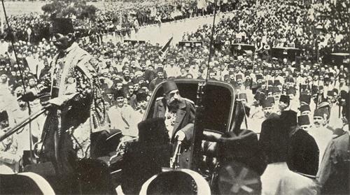 ''Ufku kıtaları saran Sultan 2. Abdülhamid Han'ın, devletimizin en zor dönemlerinde dahi sanata ve sanatçıya verdiği büyük kıymeti de belgeleyen bu eser, ecdadımızın asaletinin yanı sıra ruh inceliğiyle ''zevk-i selimini'' göstermesi açısından da manidardır'' ifadesine yer veren Erdoğan, şunları kaydetti:
<br><br>
''(İstanbul'u sevmese gönül aşkı ne anlar) diyen ecdadımızın, bir büyük padişahın adesesinden fotoğraflarla günümüze yansıyan gönül inceliğini, yüz yılı aşan bir zamandan sonra görmek başta bu kadim şehri, İstanbul'u ve diğer bütün medeniyet birikimlerimizi daha çok sahiplenmemizi bize kuvvetle telkin ediyor. Kendi medeniyetimizin, kültürümüzün her bir karesine, her bir taşına, her bir köşesine, ecdadımıza yaraşır bir rikkatle sahip çıkmamız, tarihi ve kültürel dokumuzu yani kimliğimizi korumamız, milletimizin en bariz vasfı olmalıdır. Aksi taktirde reddi miras eder. Tarihimize, şehirlerimize sahip çıkmazsak, zeminimizi kaybetmek gibi bir tehlikeyle yüz yüze geliriz.